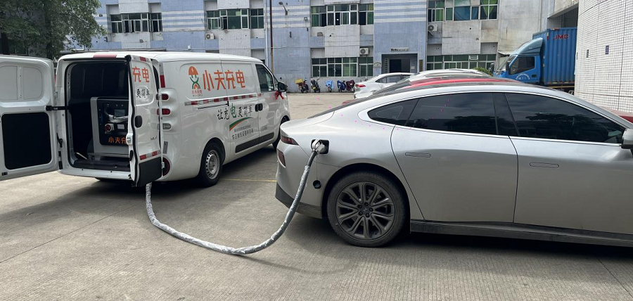移动充电车给小鹏p7充电