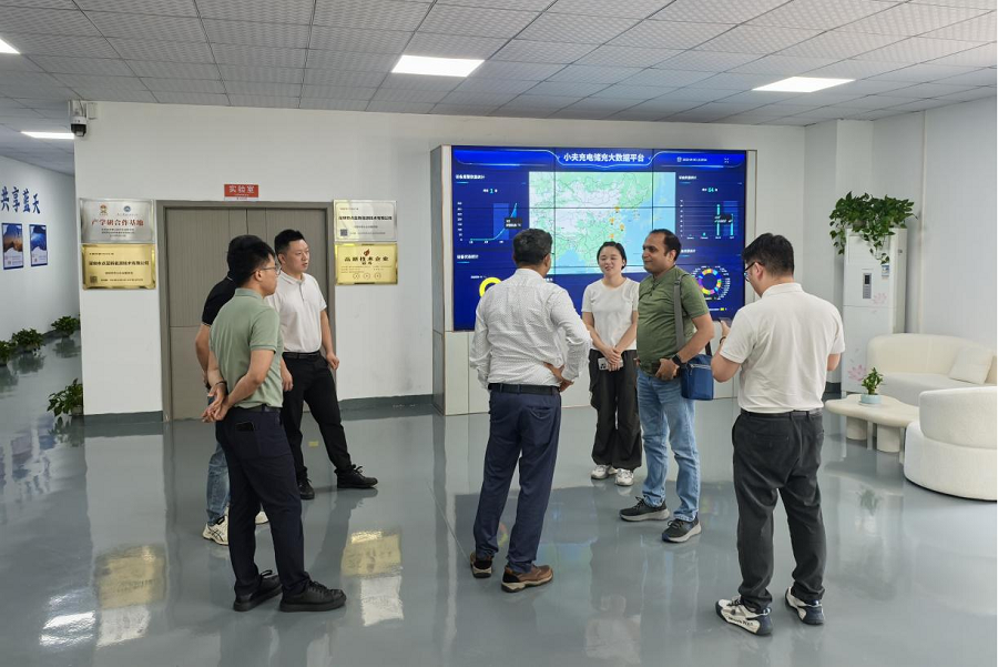海外客户到访点蓝小夫充电工厂考察参观